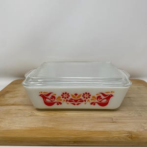 Vintage Pyrex #0503 Friendship Pattern  1-1/2 Quart Refrigerator Dish Baking Casserole with Lid. Preowned.