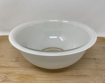 Vintage Pyrex Mixing Bowl. Part of Nesting Bowl Sets. White With Clear Bottom.  #323, 1.5L Capacity. Preowned.