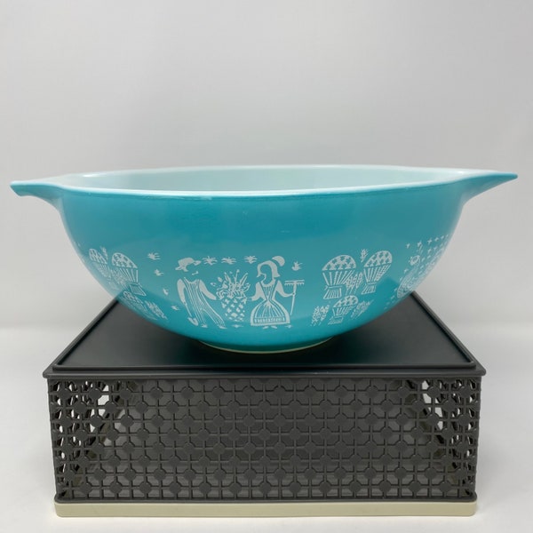 PYREX 4Q #444 turquoise Amish butterprint Cinderella bowl. Preowned w/o chips/cracks. Normal wear and tear as seen in pics. No paint fading