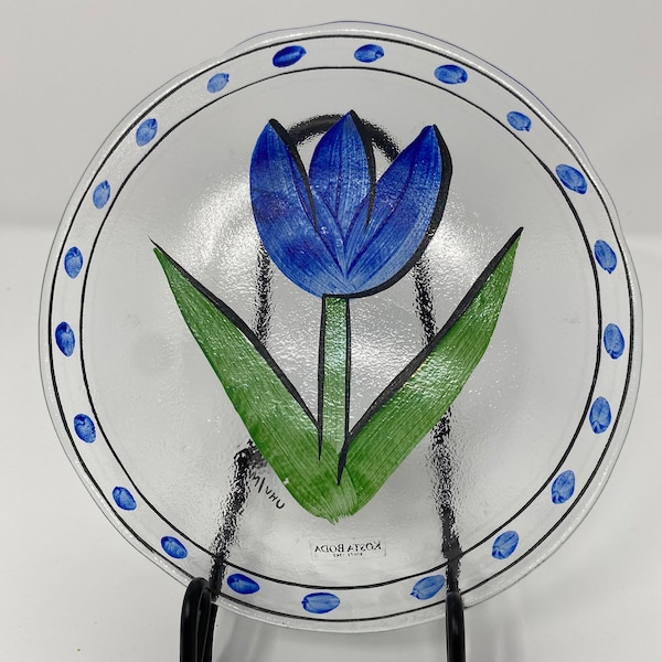 kosta Boda Ulrica Hydman-Vallien glass “Tulipa” plate. Signed art glass tulip plate by artist. Original Kosta Boda sticker intact.