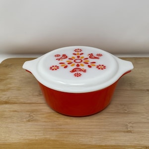 Pyrex Friendship Vintage Casserole Dish With Lid. #472 Dish With 1-1/2 Pint Capacity. Very Good Vintage Condition. Preowned.