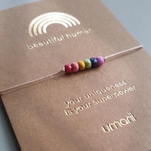 LGBTQ+ Armband, "Beautiful Human" Regenbogen+Karte, dezent Größenverstellbar, Pride, Freundschaftsgeschenk, Support, Macramé