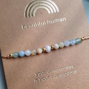 Pulseira de pedras preciosas "Beautiful Human" · Cores pastel · Ajustável · Macramê · Acessório leve de verão · Com cartão e mensagem LGBTQ+
