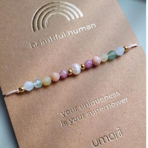 Pulseira arco-íris, "Beautiful Human" + cartão, discretamente ajustável, Orgulho, presente de amizade, apoio, macramê, LGBTQ+, pedras preciosas