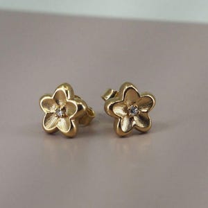 Boucles d&#39;oreilles Hana en forme de fleur, fabriquées à la main en argent sterling 925 plaqué or 24 carats et serties d&#39;un diamant de laboratoire