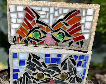 Pavimentazione da giardino in mattoni con gatto che sbircia