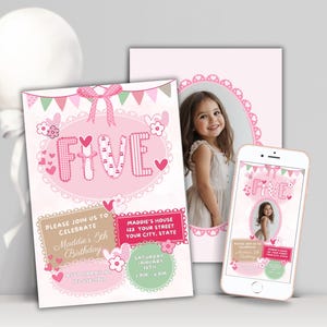 Puede incluir: Invitaciones rosas para fiestas de cumpleaños con la palabra "FIVE" en una fuente decorativa. Las invitaciones incluyen una foto de una niña y detalles de la fiesta. Un smartphone muestra el diseño de la invitación.