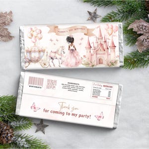 Pode incluir: Duas embalagens de barras de chocolate com tema de princesa. Uma embalagem apresenta uma princesa, carruagem, castelo e balões. A outra embalagem diz "Thank you for coming to my party!" com gráficos de borboletas.