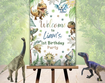 Op de afbeelding: Een welkomstbord voor een dinosaurusthema 1e verjaardagsparty. Het bord heeft een witte achtergrond met groene bladeren en verschillende dinosaurussen. De tekst op het bord luidt "Welkom op Liams 1e verjaardagsparty".