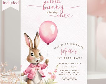 Puede incluir: Una tarjeta de invitación de cumpleaños con una ilustración en acuarela de un conejo marrón con una chaqueta rosa que sostiene un globo rosa. El texto dice: A little bunny is turning one, Join us to celebrate! Maddie's 1st birthday, Saturday, May 5th.