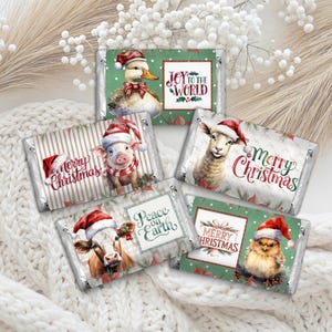 Könnte beinhalten: Eine Auswahl an weihnachtlichen Schokoriegel-Verpackungen. Jede Verpackung zeigt ein Tier mit Weihnachtsmütze, mit festlichen Phrasen wie „Frohe Weihnachten“ und „Frieden auf Erden“. Die Designs enthalten rote und grüne saisonale Akzente.