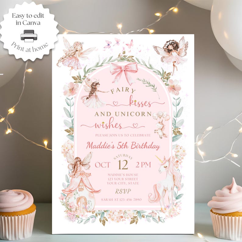 K&ouml;nnte beinhalten: Eine rechteckige Geburtstagseinladungskarte mit einem rosa Bogenrahmen, der mit Blumengirlanden, Schmetterlingen und Feen verziert ist. Der Text lautet Fairy kisses and unicorn wishes, Maddie's 5th Birthday, Oct 12, 2 PM, sowie RSVP-Details.
