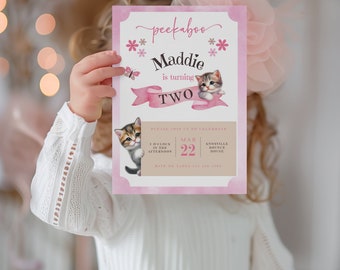 Op de afbeelding: Een roze en witte verjaardagsuitnodiging met een aquarel achtergrond. De uitnodiging heeft een cartoonkatje dat om een hoekje gluurt en de tekst "peekaboo Maddie is turning TWO". De uitnodiging bevat ook details over het feest, inclusief de datum, tijd en locatie.