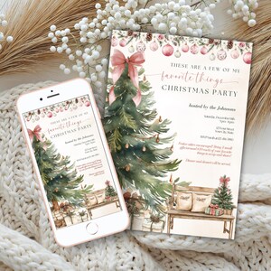 Könnte beinhalten: Eine Weihnachtsparty-Einladung und ein Smartphone, das das gleiche Design anzeigt. Das Design zeigt einen Aquarell-Weihnachtsbaum, Ornamente und den Text "These are a few of my favorite things Christmas Party."