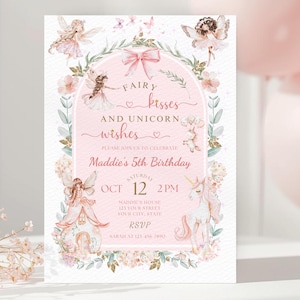 K&ouml;nnte beinhalten: Eine rechteckige Geburtstagseinladungskarte mit einem rosa Bogenrahmen, Blumenr&auml;ndern und Illustrationen von Feen und einem Einhorn. Der Text lautet: Fairy kisses and unicorn wishes, Please join us to celebrate, Maddie's 5th Birthday, Oct 12 2PM.