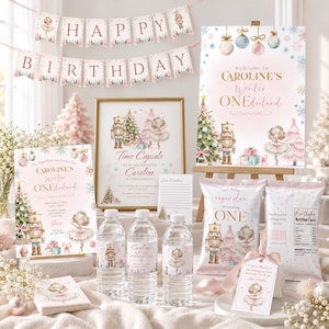 Puede incluir: Un set de fiesta de cumpleaños Winter ONEderland que incluye una pancarta de Happy Birthday, un cartel de bienvenida, un cartel de cápsula del tiempo, una invitación, tres botellas de agua con etiquetas, dos bolsas de snacks y una etiqueta de agradecimiento.