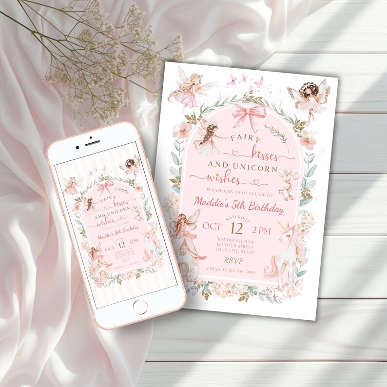 K&ouml;nnte beinhalten: Ein Smartphone zeigt eine digitale Einladung neben einer gedruckten Karte. Beide zeigen einen rosa Bogen, einen Blumenkranz, Feen und ein Einhorn mit dem Text Fairy Kisses and Unicorn Wishes, Maddie's 5th Birthday, Oct 12, 2 PM und RSVP-Details.