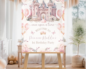 Puede incluir: Un cartel de fiesta de cumpleaños de princesa rosa y blanco con un castillo rosa, un carruaje y una princesa con un vestido rosa. El cartel dice "Érase una vez, Bienvenido a la fiesta de cumpleaños de la princesa Maddie".