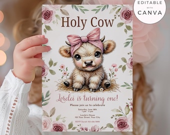 Può includere: Una mucca rosa e bianca con un fiocco rosa sulla testa è seduta su un letto di fieno. La mucca è circondata da fiori rosa e foglie verdi. Il testo "Holy Cow" è in cima all'immagine. Il testo "Lorelei is turning one!" è in fondo all'immagine. Il testo "Please join us to celebrate" è sotto la mucca. Il testo "Saturday, June 18th, 1 pm-4 pm" è sotto il testo "Please join us to celebrate". Il testo "Lorelei's House, 123 Your Street, Your City" è sotto la data e l'ora. Il testo "RSVP Sarah 123-456-7890" è in fondo all'immagine.