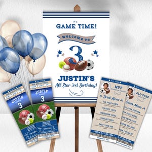 Puede incluir: Un conjunto de decoración para una fiesta de cumpleaños con temática deportiva. Incluye un letrero de bienvenida con el texto "Game Time!" y "Welcome to 3", globos, entradas y tarjetas de menú. La combinación de colores es azul, blanco y beige.