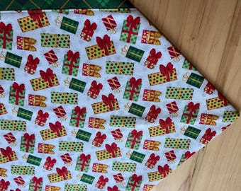 Regalos y camino de mesa a cuadros