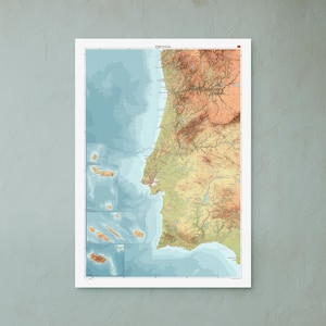 Może przedstawiać: Oprawiona mapa Portugalii, prezentująca topografię kraju i otaczające wody. Mapa wykorzystuje odcienie niebieskiego, zielonego i brązowego, ze słowem "PORTUGAL" na górze. Widoczne są również wyspy Azory i Madera.