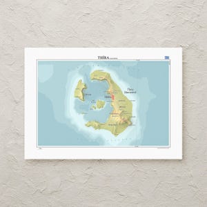 Op de afbeelding: Een ingelijste kaart van Thira (Santorini), Griekenland, met het eiland in tinten groen en bruin, omgeven door een lichtblauwe zee. De kaart bevat de naam van het eiland en andere plaatsnamen in zwarte tekst. Een Griekse vlag staat in de rechterbovenhoek.
