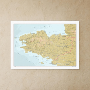 Puede incluir: Un mapa enmarcado de Bretaña, Francia, en tonos beige, beige y azul. El mapa presenta información geográfica detallada, incluidas ciudades como Rennes y Nantes, y está rodeado por un borde blanco.