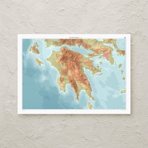 Pode incluir: Um mapa emoldurado da região do Peloponeso, na Grécia. O mapa apresenta uma vista topográfica detalhada com tons de castanho e verde para a terra e azul para o mar. O título "PELOPONNISOS" está no topo.
