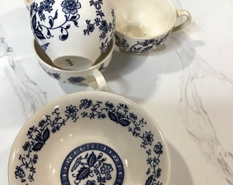 Vintage blaue Zwiebelschalen und Teetassen