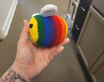 Abeja de ganchillo, abeja del orgullo, abeja del arco iris, abeja colorida, abeja hecha a mano