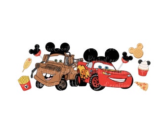 Op de afbeelding: Een rode en bruine cartoonauto met Mickey Mouse-oren. De auto is omringd door cartoonvoedsel, waaronder een wafel, een cupcake, een pizzapunt en een corn dog.