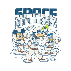 Peut inclure: Une illustration de bande dessinée de Mickey Mouse, Donald Duck et Dingo habillés en astronautes. Le texte "SPACE EXPLORERS" est au-dessus d'eux. Les personnages sont debout sur une surface lunaire avec des étoiles en arrière-plan.