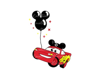 Op de afbeelding: Rode cartoon raceauto met Mickey Mouse oren en een zwarte ballon in de vorm van Mickey Mouse's hoofd.