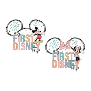 Puede incluir: Dos diseños temáticos de Mickey Mouse con texto colorido que dice "my first disney trip". Un diseño presenta a Mickey Mouse y el otro a Minnie Mouse.