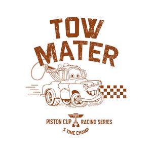 Op de afbeelding: Een bruine lijntekening van Tow Mater, een rode sleepwagen uit de Disney Pixar Cars-franchise. De tekst "Tow Mater" staat boven de afbeelding, en de tekst "Piston Cup Racing Series 5 Time Champ" staat onder de afbeelding.