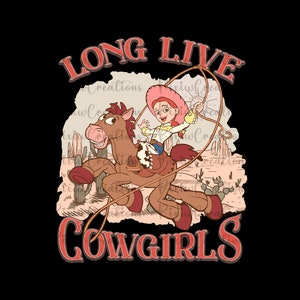 Może przedstawiać: Czerwono-biała grafika z tekstem "Long Live Cowgirls" w stylu vintage. Rysunkowa ilustracja dziewczyny jadącej na brązowym koniu z lasso w ręku. Tło to pustynna sceneria z kaktusami.