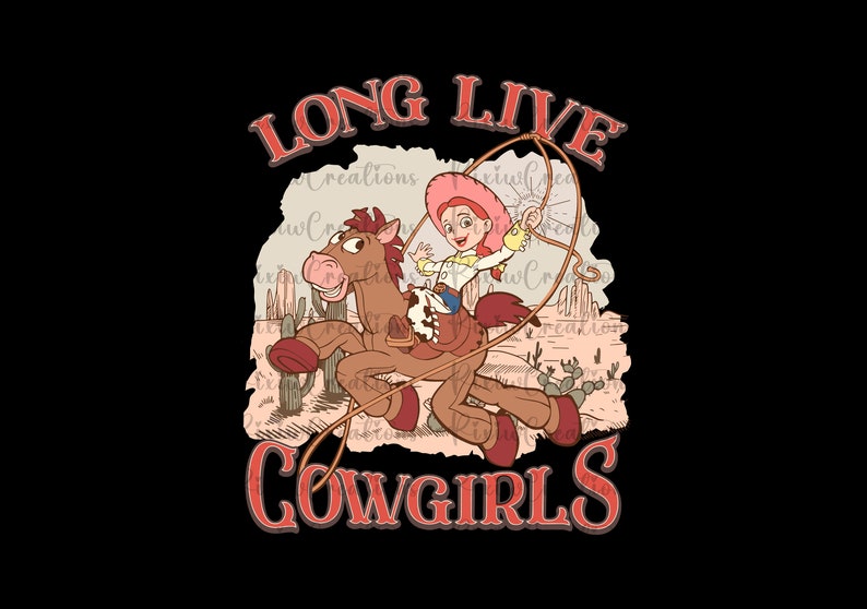 Może przedstawiać: Czerwono-biała grafika z tekstem "Long Live Cowgirls" w stylu vintage. Rysunkowa ilustracja dziewczyny jadącej na brązowym koniu z lasso w ręku. Tło to pustynna sceneria z kaktusami.