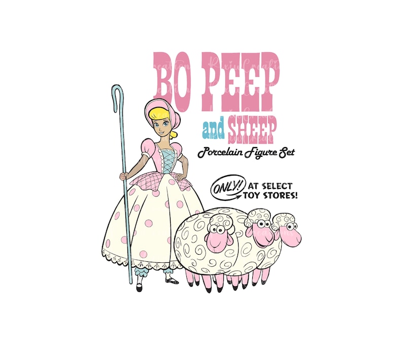 Puede incluir: Bo Peep y Ovejas Juego de Figuras de Porcelana, una ilustraci&oacute;n de estilo vintage con Bo Peep con un vestido rosa y blanco sosteniendo un cayado de pastor, con tres ovejas a su lado. El texto dice "Bo Peep y Ovejas Juego de Figuras de Porcelana, &iexcl;Solo! En tiendas de juguetes seleccionadas!"
