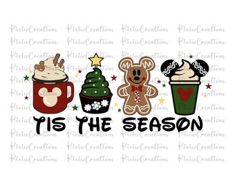 Op de afbeelding: Een kerstthema-afbeelding met de tekst "Tis the Season" in zwart. De afbeelding toont een rode mok met een Mickey Mouse-hoofd, een groene cupcake met een kerstboom, een peperkoekman met Mickey Mouse-oren en een groene mok met een Mickey Mouse-hoofd en slagroom.