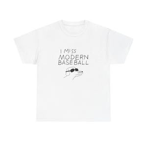 Könnte beinhalten: Weißes T-Shirt mit dem schwarzen Text "I MISS MODERN BASEBALL" und einer Zeichnung eines Hundes mit Sonnenbrille. Ein lässiges Unisex-T-Shirt.