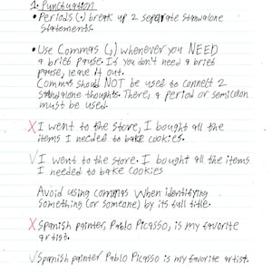 Puede incluir: Notas escritas a mano en papel rayado con marcas rojas y verdes. Las notas proporcionan reglas gramaticales para el examen SAT, incluyendo la puntuación y el uso de las comas. El texto incluye ejemplos de estructuras de oraciones correctas e incorrectas.