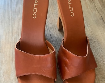 vintage Y2k era platform wooden hippie leather and wood high-heel sandals 1990s 90s by Aldo 70s style