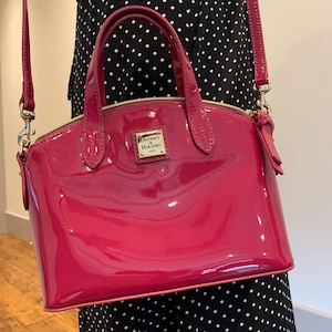 Sac à bandoulière Dooney and Bourke en cuir verni - bel automne bordeaux canneberge