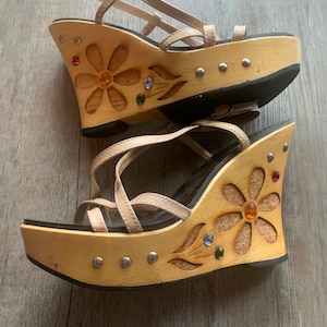 vintage Y2K-tijdperk platform houten hippie wiggen hoge hak sandalen jaren 90 jaren 90 door via uno jaren 70 stijl