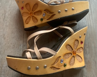 vintage Y2k era platform wooden hippie wedges high-heel sandals 1990s 90s by via uno 70s style