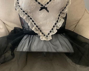 Nuisette vintage des années 1970 en nylon transparent et dentelle, style soubrette française, fabriquée au Canada par Elizabeth G.