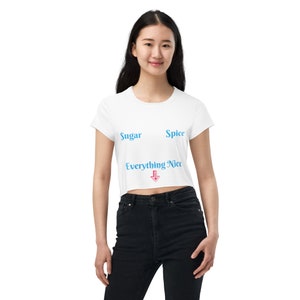Camiseta corta blanca/azul Sugar, Spice, Everything Nice para mujer