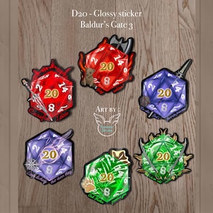 Peut inclure: Six autocollants brillants représentant un dé à 20 faces avec différents motifs et couleurs. Chaque dé a un 20 doré d'un côté et un 8 doré de l'autre. Les motifs comprennent un dé rouge avec une épée et des flammes, un dé violet avec une épée et de la foudre, un dé vert avec une épée et un ours, un dé vert avec une épée et un ours, un dé violet avec une épée et un ours, et un dé vert avec une épée et un ours. Le texte "Art By: Tarren Griffin" est au centre de l'image.