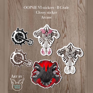 Peut inclure: Cinq autocollants brillants représentant des illustrations en noir et blanc d'engrenages, d'une créature ailée et d'un loup à deux têtes. Les autocollants sont sur un fond en bois. Le texte "OOPSIe VI stickers - B Grade" et "Glossy sticker Arcane" est en haut de l'image. Le texte "ART BY: TAPOODY STUDIO" est en bas de l'image.